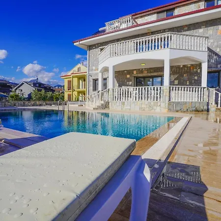 Fethiye'de 5 Yatak Odali Lueks Villa *